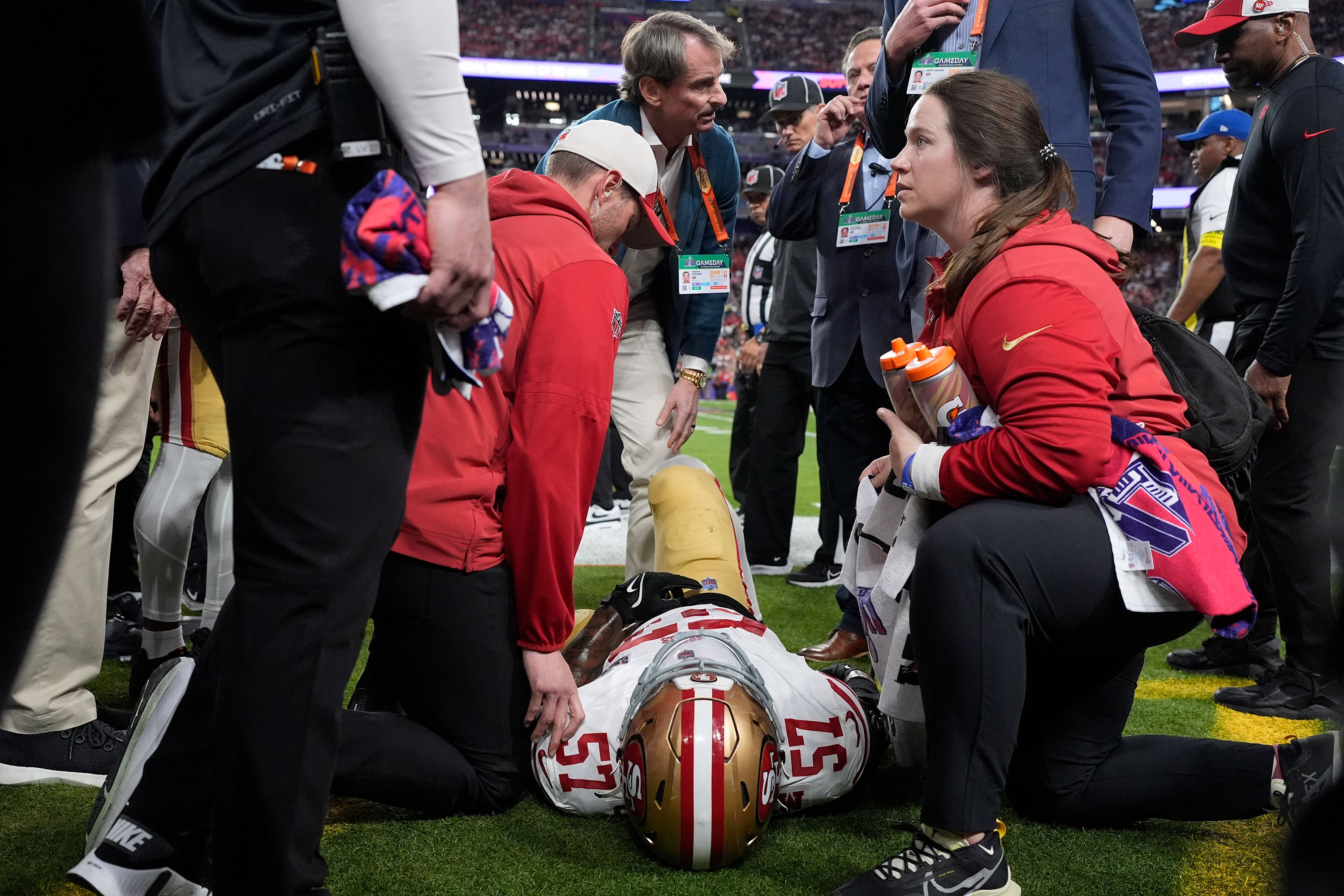 El linebacker de los San Francisco 49ers, Dre Greenlaw, recibe ayuda después de una lesión. (Crédito: George Walker IV/AP)