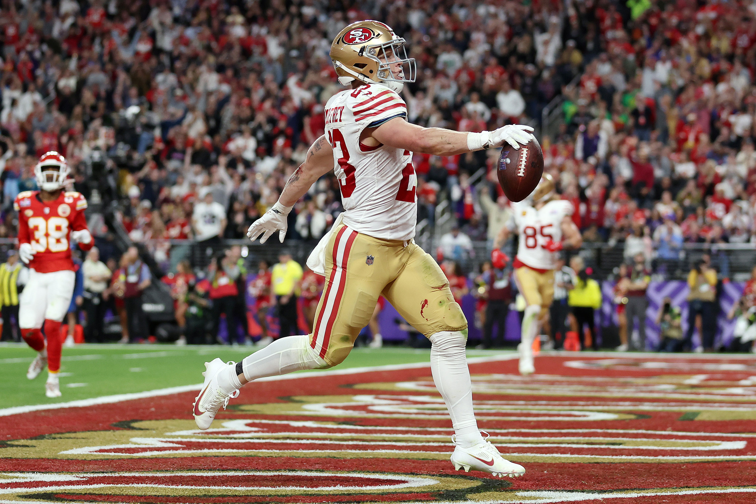 Christian McCaffrey de los San Francisco 49ers anota el primer touchdown del Super Bowl 2024. (Crédito: Ezra Shaw/Getty Images)