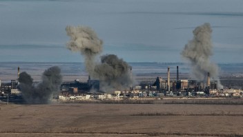 El humo sale de una planta química en Avdiivka el 15 de febrero. (Kostiantyn Liberov/Libkos/Getty Images)