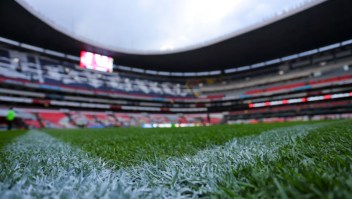 El césped del Estadio Azteca, en Ciudad de México, fotografiado el pasado 20 de enero de 2024. (Crédito: Agustin Cuevas/Getty Images)