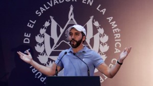 Nayib Bukele habla durante una conferencia de prensa después de emitir su voto el 4 de febrero 2024 en San Salvador, El Salvador. (Crédito: Alex Peña/Getty Images)