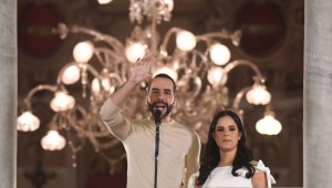 Nayib Bukele saluda a sus seguidores junto a su esposa Gabriela Rodríguez tras las elecciones presidenciales y legislativas celebradas en San Salvador el 4 de febrero de 2024. (Crédito: MARVIN RECINOS/AFP vía Getty Images)