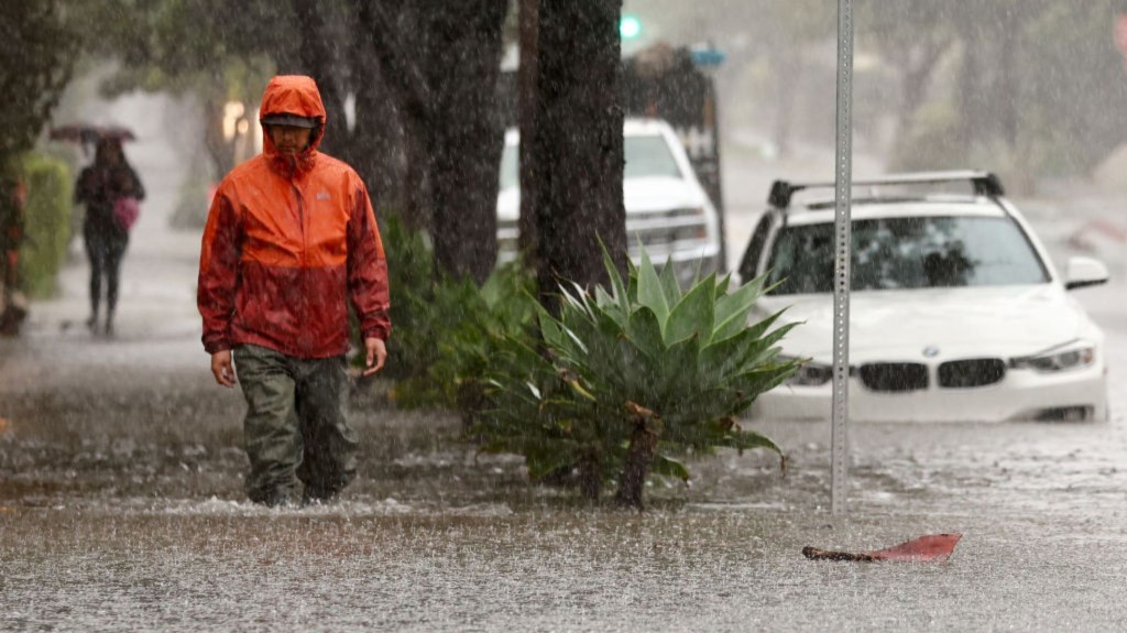 Una persona camina por una calle inundada mientras un poderoso río atmosférico de larga duración, el segundo en menos de una semana, impacta en California el 4 de febrero de 2024, en Santa Bárbara, California. (Crédito: Mario Tama/Getty Images)
