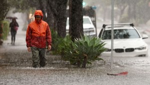 Una persona camina por una calle inundada mientras un poderoso río atmosférico de larga duración, el segundo en menos de una semana, impacta en California el 4 de febrero de 2024, en Santa Bárbara, California. (Crédito: Mario Tama/Getty Images)