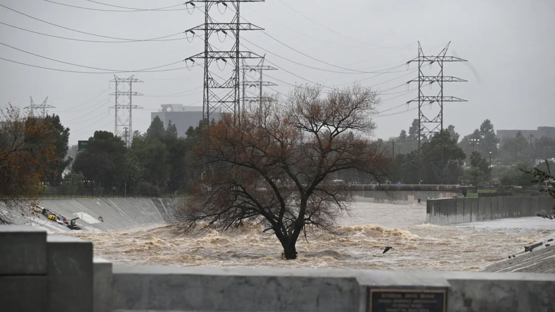 El agua arrasa el río Los Ángeles el lunes mientras el segundo y más poderoso de dos ríos atmosféricos inunda la ciudad. (Crédito: Robyn Beck/AFP/Getty Images)