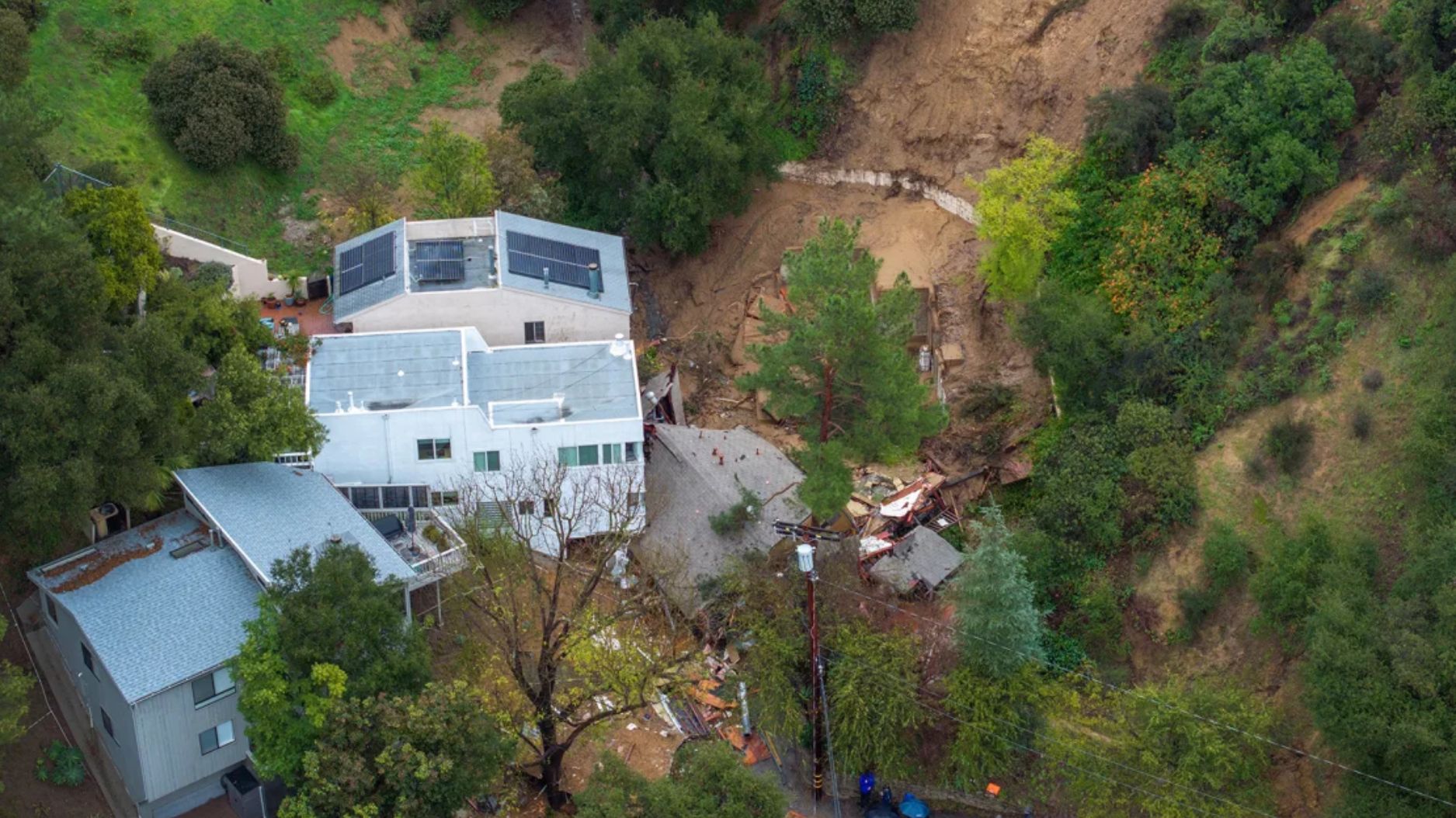 Esta vista aérea muestra una casa destruida por un deslizamiento de tierra en Los Ángeles el lunes. (Crédito: David Mcnew/AFP/Getty Images)