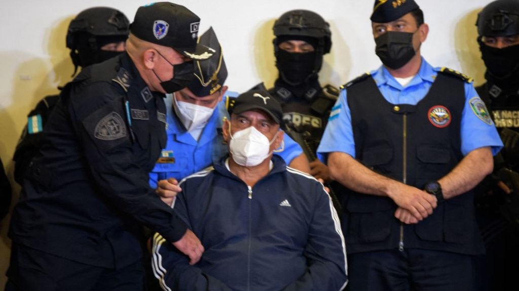 Juan Carlos "El Tigre" Bonilla, exjefe de la Policía Nacional de Honduras, es presentado a la prensa tras ser detenido por ser buscado en EE.UU. por presunto narcotráfico, en Tegucigalpa, el 9 de marzo de 2022. (Crédito: ORLANDO SIERRA/AFP vía Getty Images)