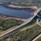Vista aérea del embalse Paso Severino el 1 de julio de 2023 en Florida, Uruguay. El fenómeno climático "La Niña" llevó a Uruguay a una situación de emergencia hídrica. (Crédito: Ernesto Ryan/Getty Images)