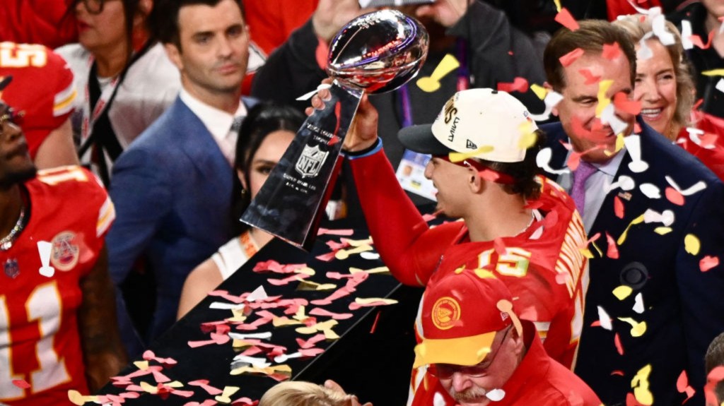 El quarterback de los Kansas City Chiefs, Patrick Mahomes, sostiene el trofeo tras ganar el Super Bowl LVIII contra los San Francisco 49ers en el Allegiant Stadium de Las Vegas, Nevada, el 11 de febrero de 2024. (Crédito: PATRICK T. FALLON/AFP vía Getty Images)