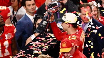 El quarterback de los Kansas City Chiefs, Patrick Mahomes, sostiene el trofeo tras ganar el Super Bowl LVIII contra los San Francisco 49ers en el Allegiant Stadium de Las Vegas, Nevada, el 11 de febrero de 2024. (Crédito: PATRICK T. FALLON/AFP vía Getty Images)