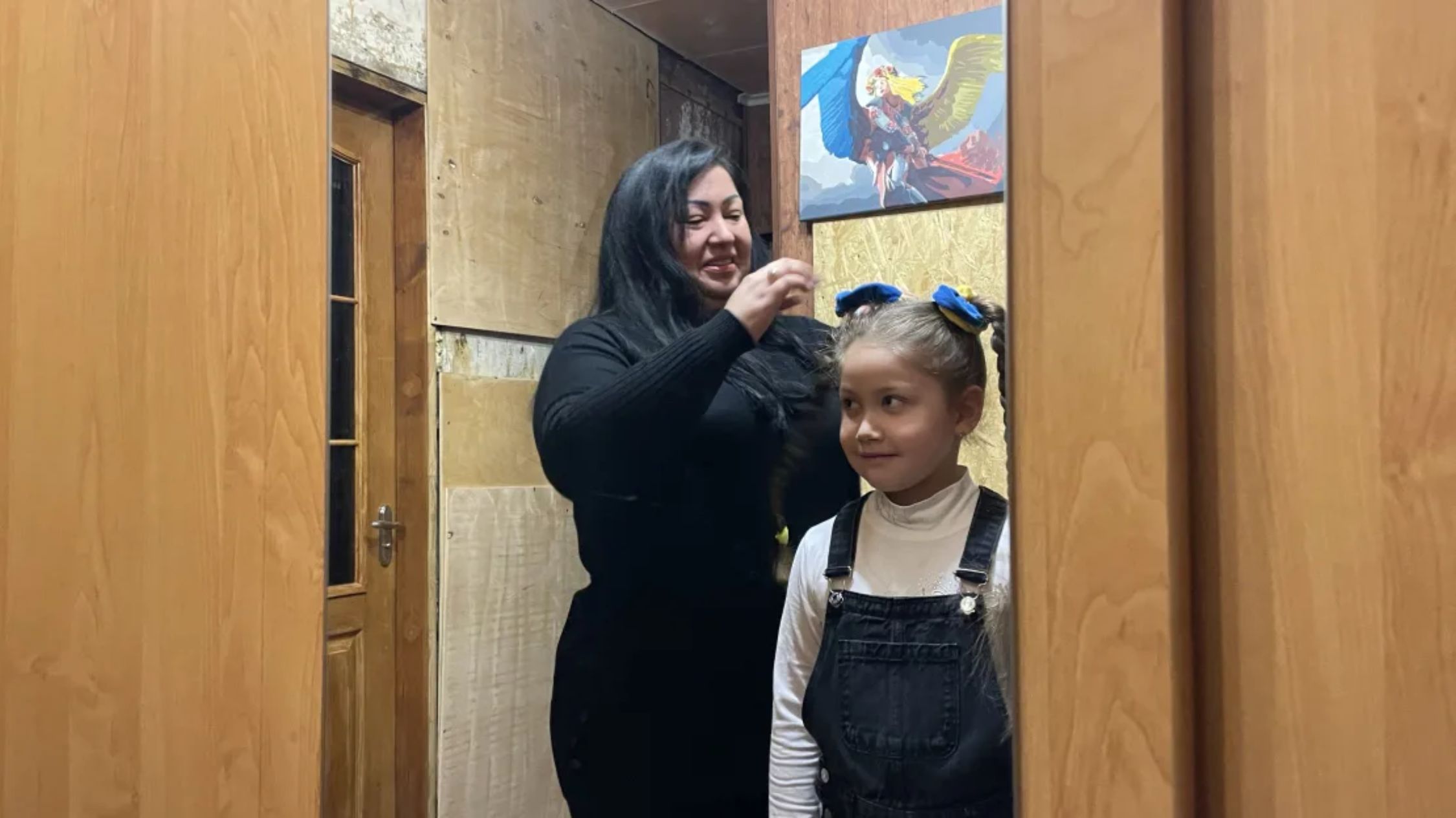 Dos o tres veces por semana, Elmira toma un autobús hacia el centro de la ciudad de Járkiv hasta su escuela, ubicada en el túnel de una estación de metro. (Crédito: Joseph Ataman/CNN)
