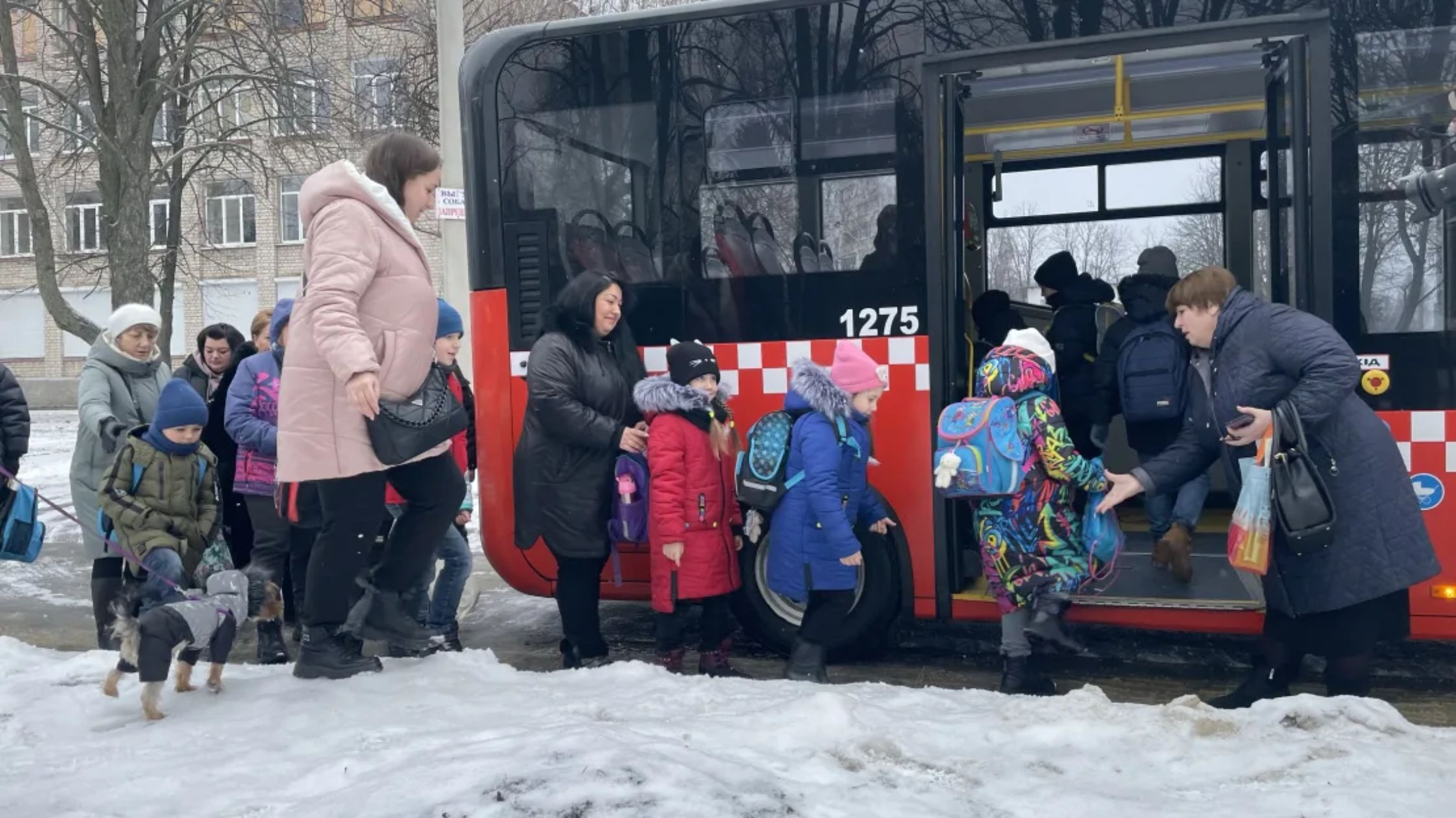 Los niños de la escuela en el metro toman un autobús desde su antigua escuela hasta la estación de metro, donde tienen clases presenciales cada dos días. (Crédito: Joseph Ataman/CNN)