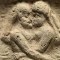 Un modelo de arcilla de Mesopotamia que data del año 1800 a.C. muestra una pareja desnuda entrelazada en una cama, practicando sexo y besándose. (Crédito: Administradores del Museo Británico)
