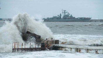 Un buque de guerra atracado en el puerto de la ciudad turística de Sochi, en el mar Negro, durante una tormenta el 27 de noviembre de 2023. (Crédito: MIKHAIL MORDASOV/AFP vía Getty Images)