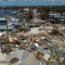 Una imagen aérea tomada el 1 de octubre de 2022 muestra una sección rota de la carretera de Pine Island, escombros y casas destruidas tras el paso del huracán Ian en Matlacha, Florida. (Crédito: Ricardo Arduengo/AFP/Getty Images)