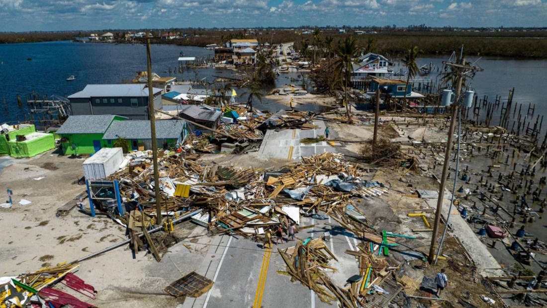 Una imagen aérea tomada el 1 de octubre de 2022 muestra una sección rota de la carretera de Pine Island, escombros y casas destruidas tras el paso del huracán Ian en Matlacha, Florida. (Crédito: Ricardo Arduengo/AFP/Getty Images)