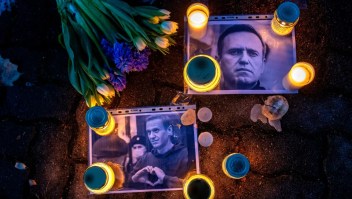 Imágenes de Alexey Navalny colocadas en el suelo frente a la embajada rusa en Vilna el viernes. (Crédito: Mindaugas Kulbis/AP)