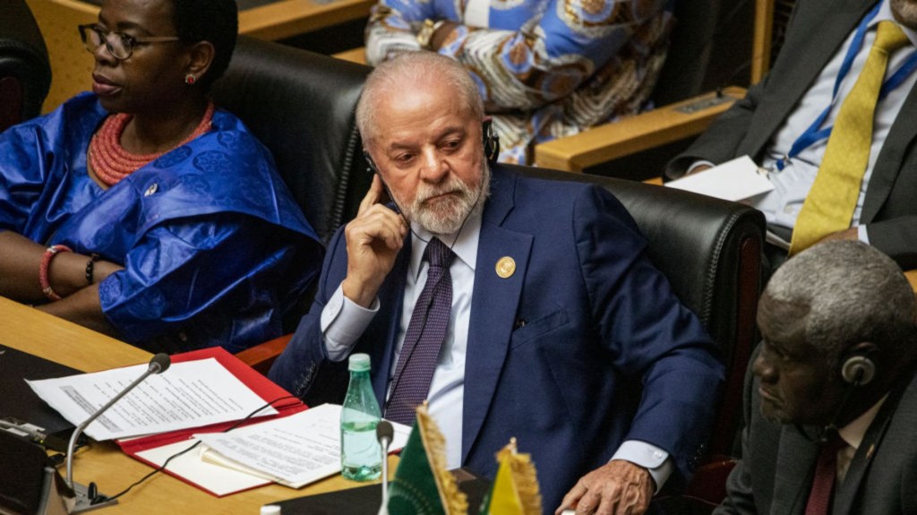 El presidente de Brasil, Luiz Inácio Lula da Silva (al centro), asiste al 37º periodo ordinario de sesiones de la Asamblea de la Unión Africana (UA), en la sede de la UA en Addis Abeba, el 17 de febrero de 2024. (Crédito: MICHELE SPATARI/AFP vía Getty Images)