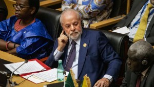 El presidente de Brasil, Luiz Inácio Lula da Silva (al centro), asiste al 37º periodo ordinario de sesiones de la Asamblea de la Unión Africana (UA), en la sede de la UA en Addis Abeba, el 17 de febrero de 2024. (Crédito: MICHELE SPATARI/AFP vía Getty Images)