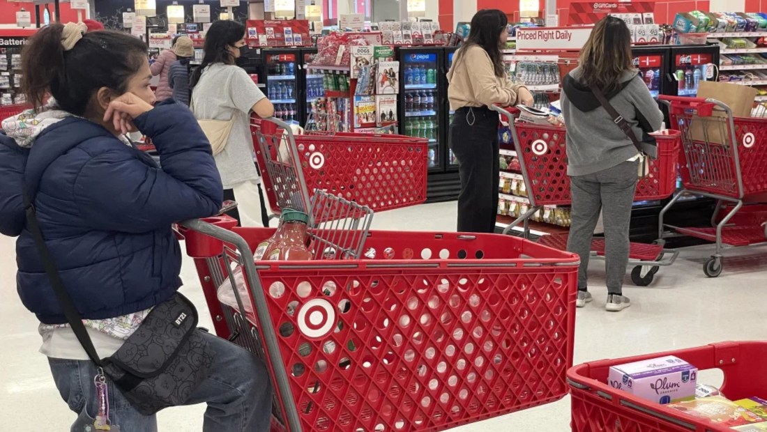 Los clientes hacen fila para realizar compras en una tienda Target el 14 de diciembre de 2023 en Daly City, California. (Crédito: Justin Sullivan/Getty Images)