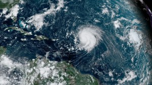 En esta imagen de la NOAA tomada por el satélite GOES, el huracán Lee cruza el océano Atlántico mientras se desplaza hacia el oeste el 8 de septiembre de 2023. (Crédito: NOAA vía Getty Images)