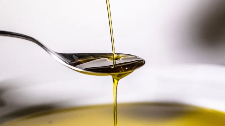 expertos tienen sugerencias para determinar si su aceite de oliva tiene los beneficios para la salud que está buscando. (Crédito: Angel Garcia/Bloomberg Creative/Getty Images)