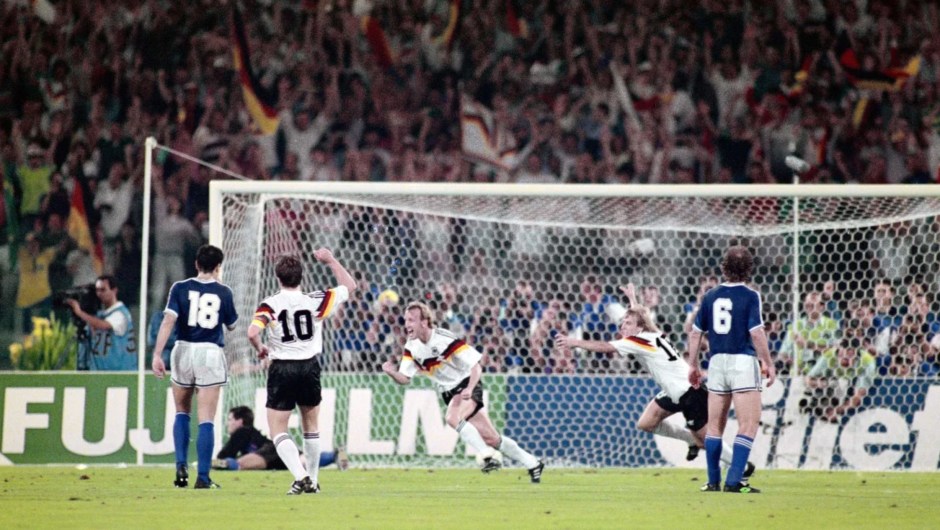 Andreas Brehme celebra el gol de la victoria de Alemania Occidental de penalti en la final del Mundial de 1990 contra Argentina. (Crédito: David Cannon/Getty Images)