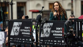 Stella Assange, activista de derechos humanos y esposa de Julian Assange, habla fuera del Tribunal Superior durante el juicio de Julian, el 21 de febrero de 2024 en Londres, Inglaterra. (Crédito: Carl Court/Getty Images)