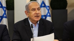 El primer ministro de Israel, Benjamin Netanyahu, encabeza la reunión semanal del gabinete en el Ministerio de Defensa en Tel Aviv el 7 de enero de 2024. (Crédito: RONEN ZVULUN/POOL/AFP vía Getty Images)