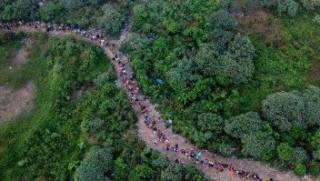 Vista aérea que muestra a migrantes caminando por la selva cerca de la aldea de Bajo Chiquito, el primer control fronterizo de la provincia de Darién en Panamá, el 22 de septiembre de 2023. (Crédito: LUIS ACOSTA/AFP vía Getty Images)