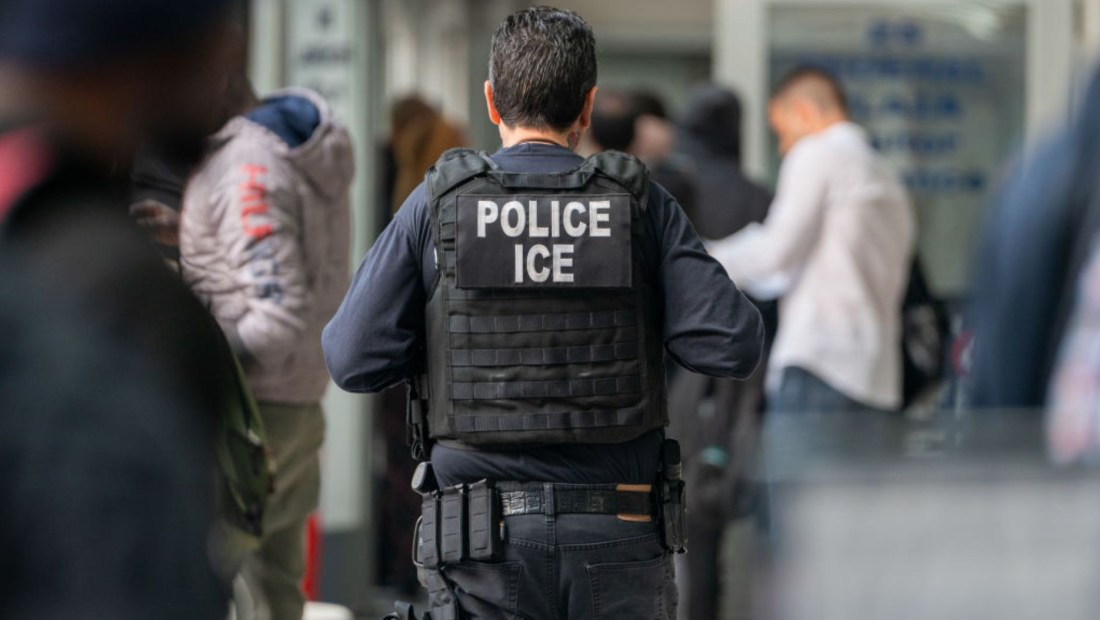 Un agente del ICE monitorea a cientos de solicitantes de asilo que están siendo procesados al ingresar al edificio federal Jacob K. Javits el 6 de junio de 2023 en la ciudad de Nueva York. (Crédito: David Dee Delgado/Getty Images)