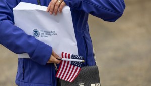 Una nueva ciudadana de EE.UU. sostiene un sobre con su certificado de ciudadanía estadounidense luego de una ceremonia de naturalización el 10 de agosto de 2023 en Utqiagvik, Alaska. (Crédito: John Moore/Getty Images)