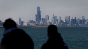 El paisaje de Chicago se ve a través del lago Michigan el 18 de febrero de 2024 en Whiting, Indiana. (Crédito: Scott Olson/Getty Images)