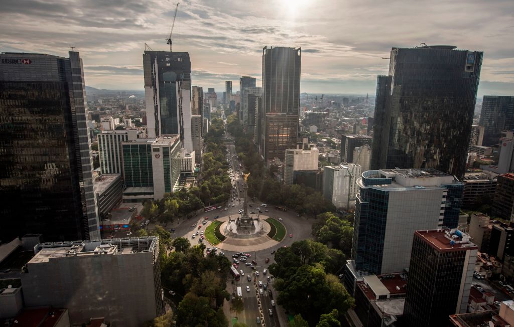 Vista aérea de la Ciudad de México y el monumento del Ángel de la Independencia, tomada el 3 de agosto de 2018. (Foto de Pedro PARDO/AFP vía Getty Images).