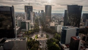 Vista aérea de la Ciudad de México y el monumento del Ángel de la Independencia, tomada el 3 de agosto de 2018. (Foto de Pedro PARDO/AFP vía Getty Images).