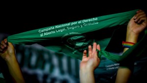 Manifestante a favor del derecho al aborto levanta un pañuelo verde fuera del Congreso Nacional el 29 de diciembre de 2020 en Buenos Aires, Argentina. (Foto de Marcelo Endelli/Getty Images)