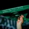 Manifestante a favor del derecho al aborto levanta un pañuelo verde fuera del Congreso Nacional el 29 de diciembre de 2020 en Buenos Aires, Argentina. (Foto de Marcelo Endelli/Getty Images)