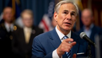 El gobernador de Texas, Greg Abbott, habla durante una conferencia de prensa en el Capitolio del Estado de Texas el 8 de junio de 2023 en Austin, Texas. (Foto: Brandon Bell/Getty Images).