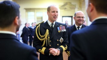 El Príncipe William, Príncipe de Gales, habla durante una visita a las Divisiones del Lord Alto Almirante en el Britannia Royal Naval College el 14 de diciembre de 2023 en Dartmouth, Inglaterra. (Foto: Chris Jackson - WPA Pool/Getty Images).