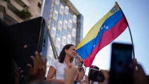 La líder de la oposición venezolana, María Corina Machado, habla con sus partidarios en Caracas el 23 de enero de 2024. Crédito: GABRIELA ORAA/AFP vía Getty Images