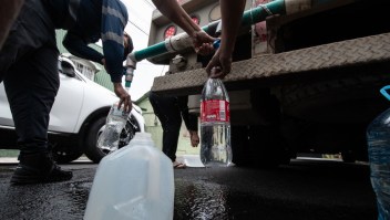 Personas recogen agua de camiones del Instituto Costarricense de Acueductos y Alcantarillados (AyA) en San José, Costa Rica, el 26 de enero de 2024. (Foto de Ezequiel BECERRA/AFP) (Foto: de EZEQUIEL BECERRA/AFP vía Getty Images).