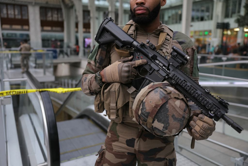 Ataque con cuchillo en la estación Gare de Lyon en París deja tres heridos