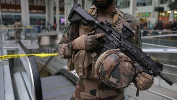 TOPSHOT - Un soldado francés hace guardia frente a un perímetro de seguridad tras un ataque con cuchillo en la estación de tren Gare de Lyon de París el 3 de febrero de 2024. (Crédito: Thomas Samson/AFP/Getty Images)