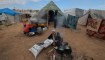 Una mujer palestina que huyó de Khan Younis prepara comida para su familia en un campamento establecido para personas desplazadas del norte en la región de Rafah, en el sur de la Franja de Gaza, el 15 de febrero de 2024. (Foto: Mohammed Abed/AFP via Getty Images).