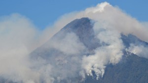 Autoridades de Guatemala sobrevuelan incendio en el Volcán de Agua