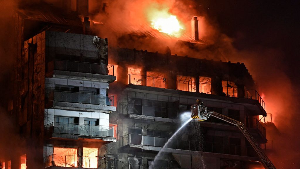 Bomberos logran dramático rescate en medio de las llamas en Valencia, España