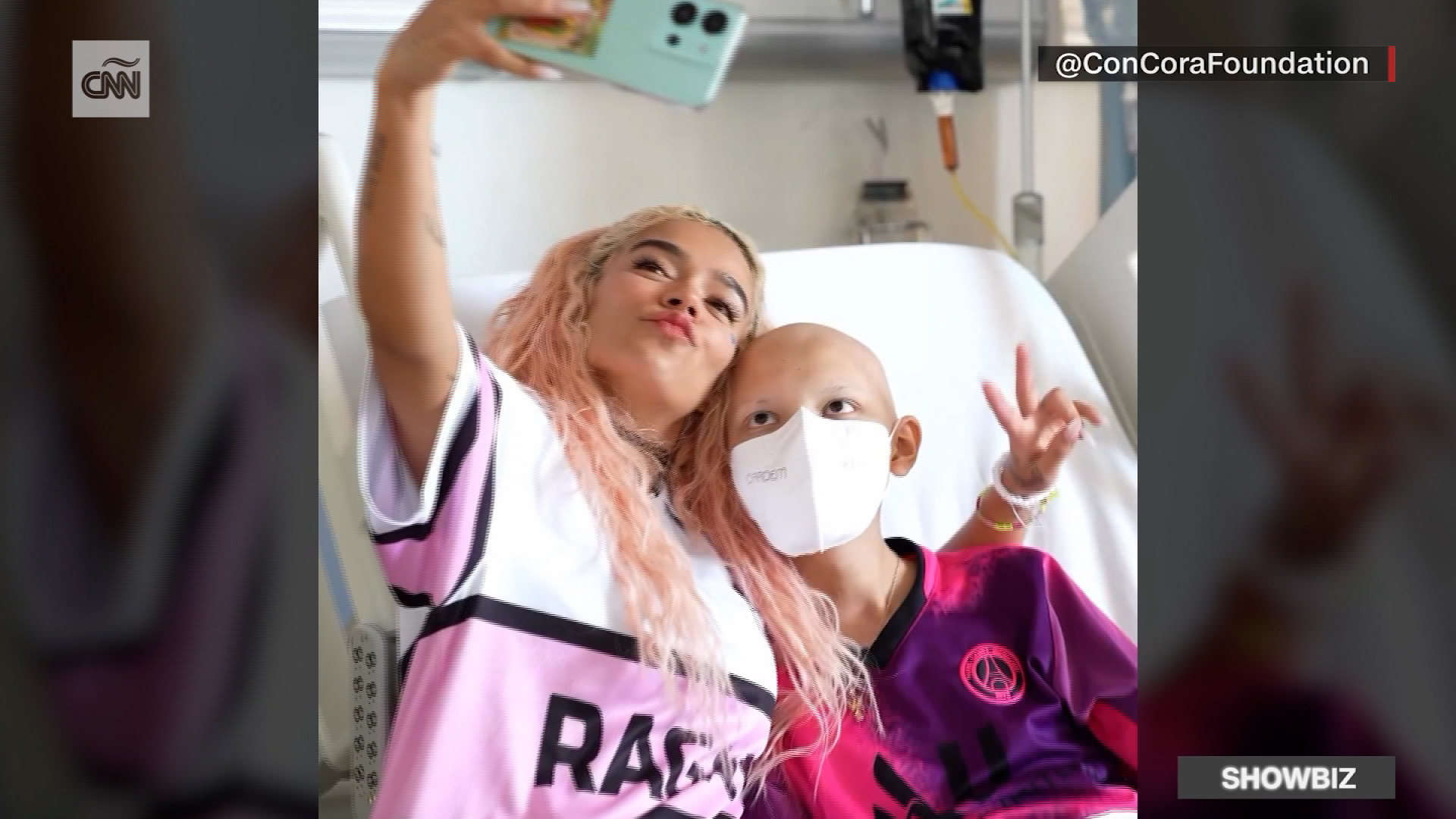 Karol G visita en hospital a madre que dio a luz durante un concierto en  EEUU – La Raza Network