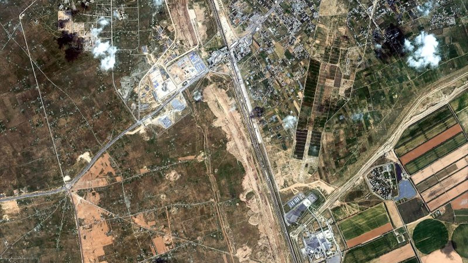 Mesir sedang membangun zona penyangga baru selebar lebih dari 3 kilometer di perbatasan dengan Gaza, menurut citra satelit