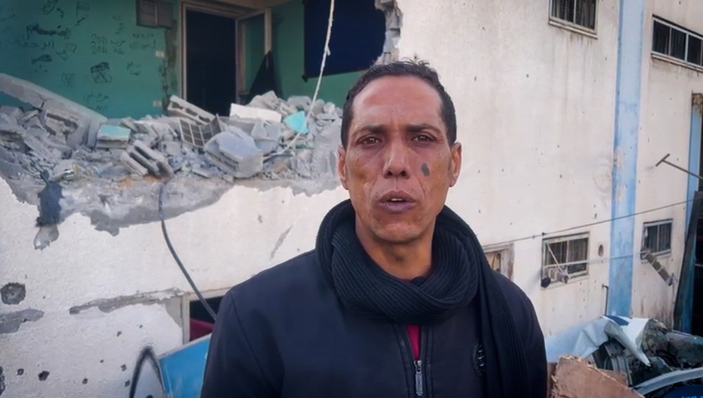 Abdul Kareem Al-Qaseer habla en el barrio Tal El Hawa de la ciudad de Gaza el 10 de febrero. Crédito: CNN
