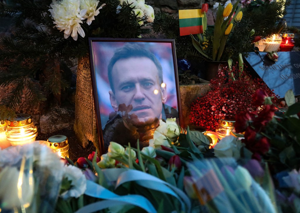 Se ven flores en un monumento improvisado a Alexey Navalny en Vilnius, Lituania, el 16 de febrero.(Foto: Petras Malukas/AFP/Getty Images).